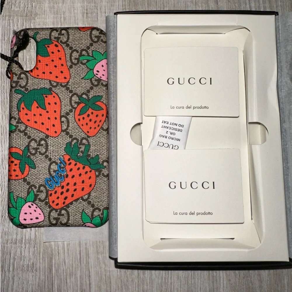 NIB Authentic Gucci Strawberry Supreme iPhone case X or XS_4